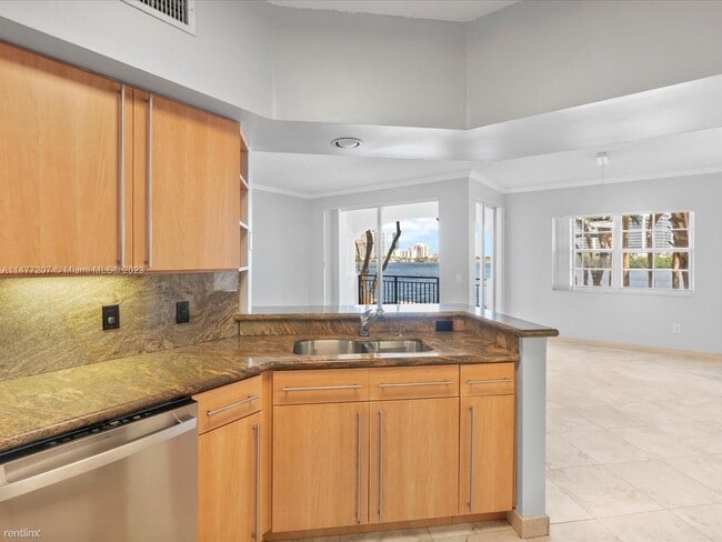 Building Photo - 3 br, 2 bath House - 3255 NE 184th St Apt ...