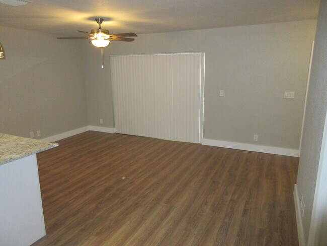 Building Photo - 401 Cypress Way W