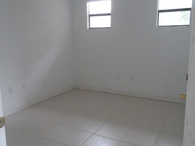 Building Photo - JUST LISTED -5 BEDROOM + BONUS ROOM - DELTONA NO PETS ALLOWED
