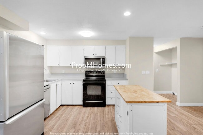 Building Photo - Updated Three Bedroom Duplex in the Heart ...