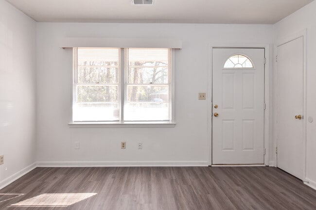 Building Photo - 6957 S Kenwood Dr