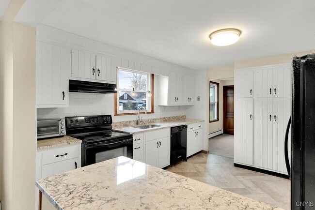 Building Photo - 17 Walcott St