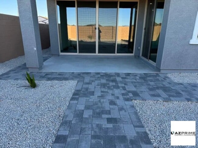 Foto del edificio - W Saddlehorn Rd