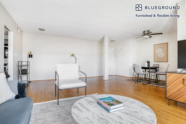 Foto del edificio - 4851 Hazeltine Ave