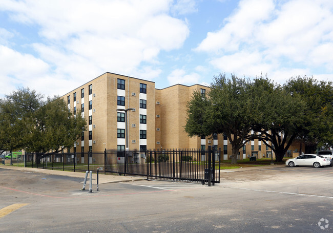 Linwood Square Apartments - Fort Worth, TX | Apartments.com