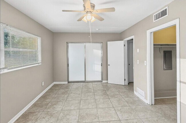 Foto del edificio - 12160 Croft Dr N