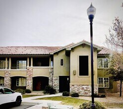 Building Photo - 810 S Dixie Dr