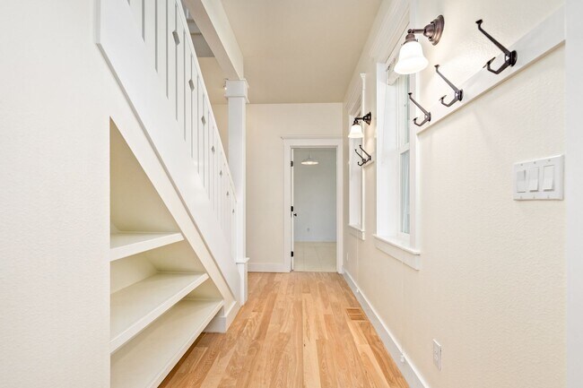 Building Photo - MODERN HIGHLANDS HACKBERRY FARMHOUSE ON PR...