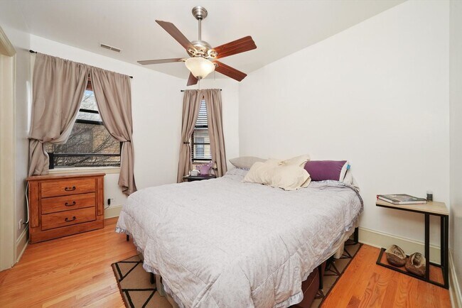 Foto del edificio - 7633 N Greenview Ave