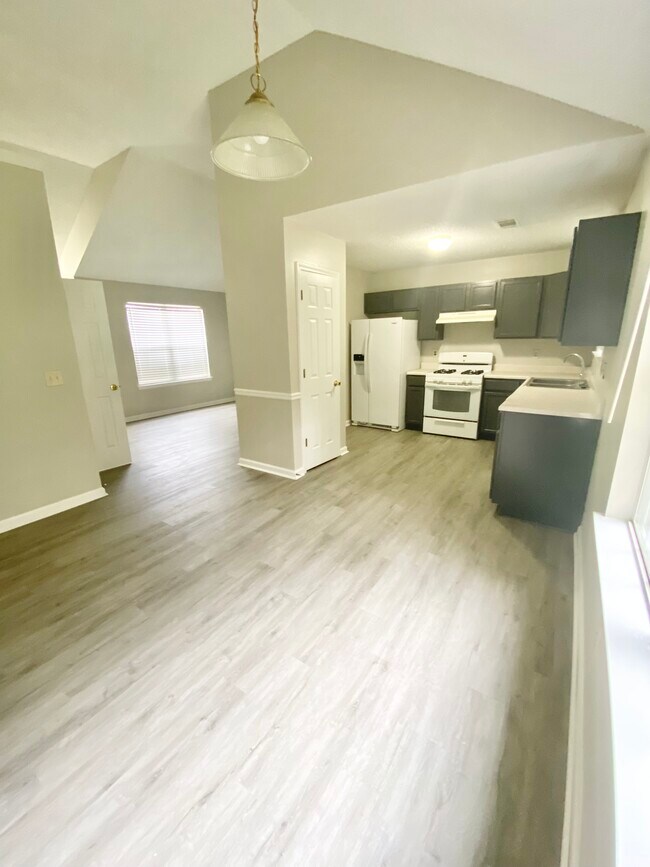 Formal Dining & Kitchen - 7526 Sugarcreek Dr