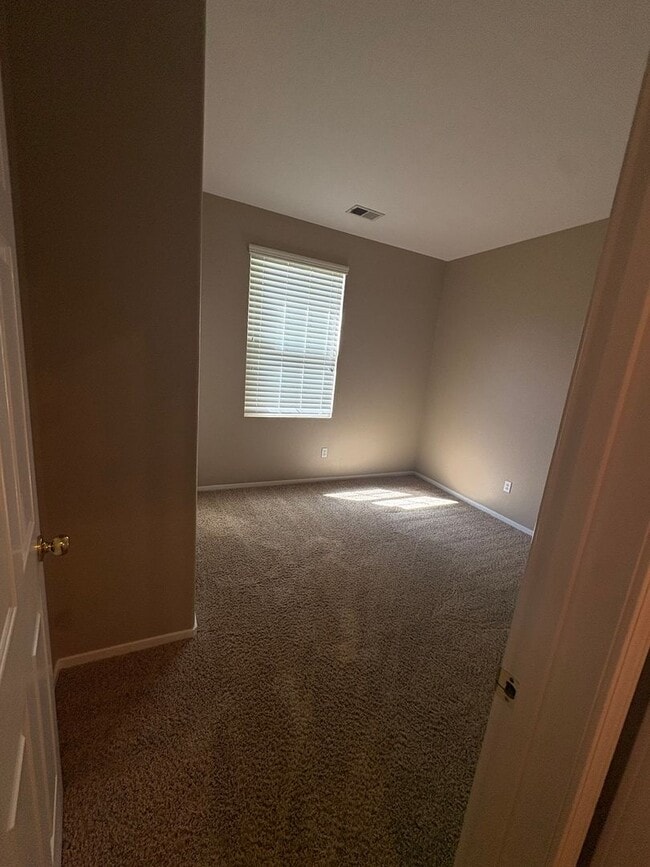 Building Photo - Vibrant 3 bed/2 bath home in West Sac