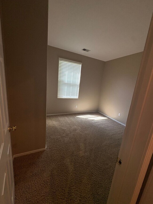 Foto del edificio - Vibrant 3 bed/2 bath home in West Sac