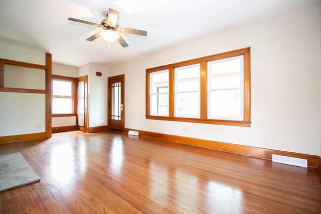 Building Photo - 472 Shasta Dr