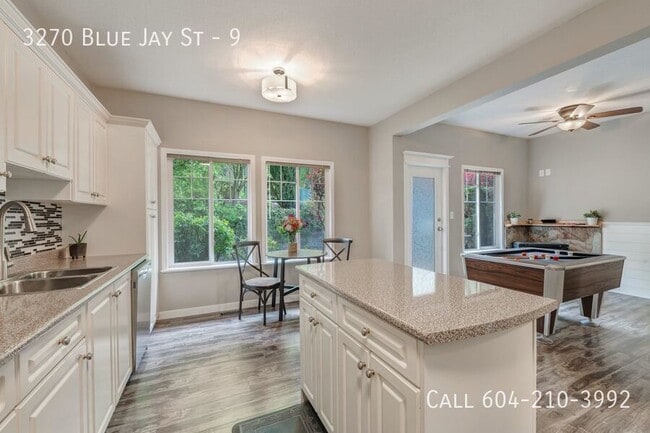 Building Photo - Bright & Spacious Townhome