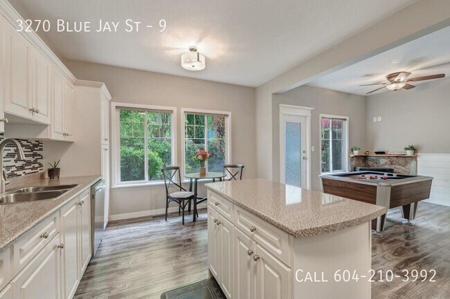Photo du bâtiment - Bright & Spacious Townhome