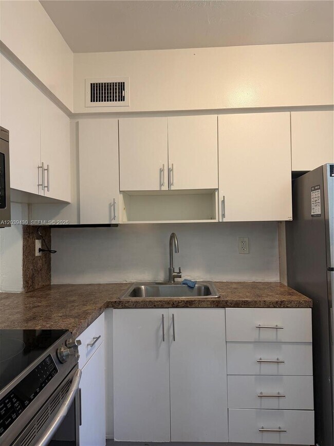 Building Photo - 1667 NE Miami Gardens Dr
