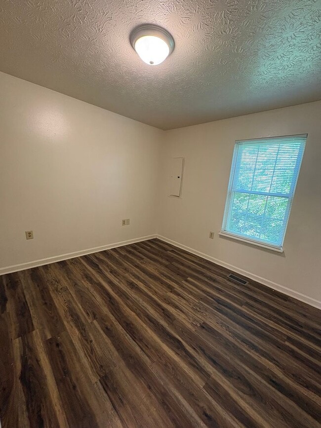 Building Photo - 3 Bedroom 2 Bath Duplex w/ Finished Basement