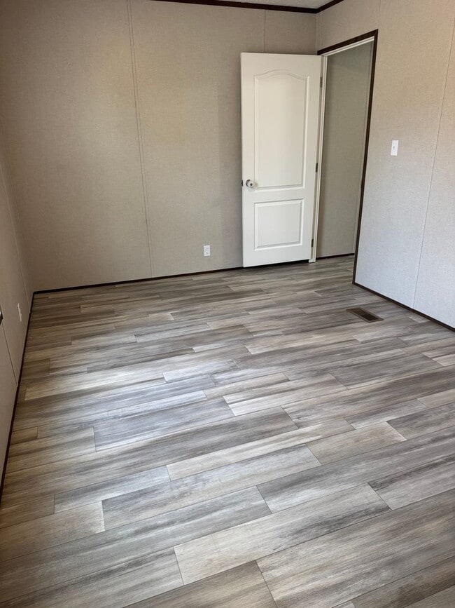 Building Photo - Newer Mobile Home in Country Setting