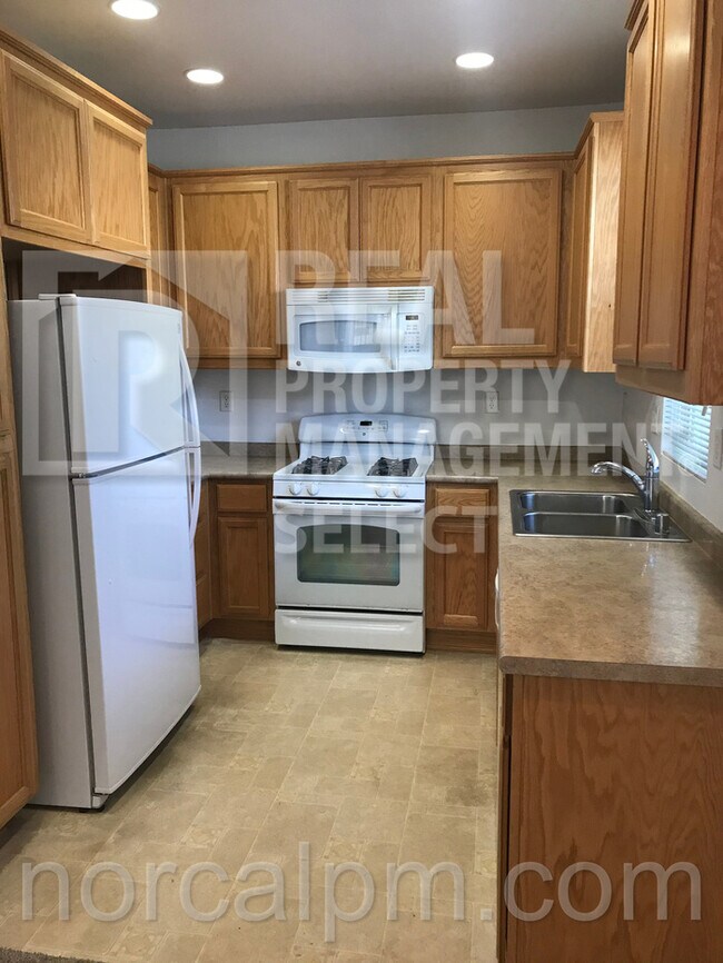 Foto del edificio - 3 bed, 2 bath in Gated Community!