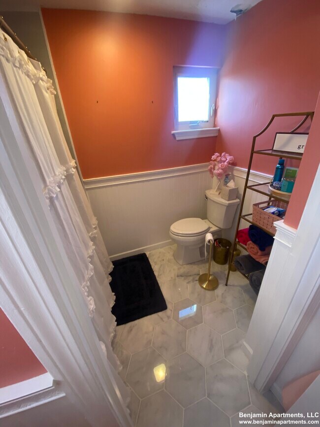 Foto del edificio - 8 Beals Cove Rd