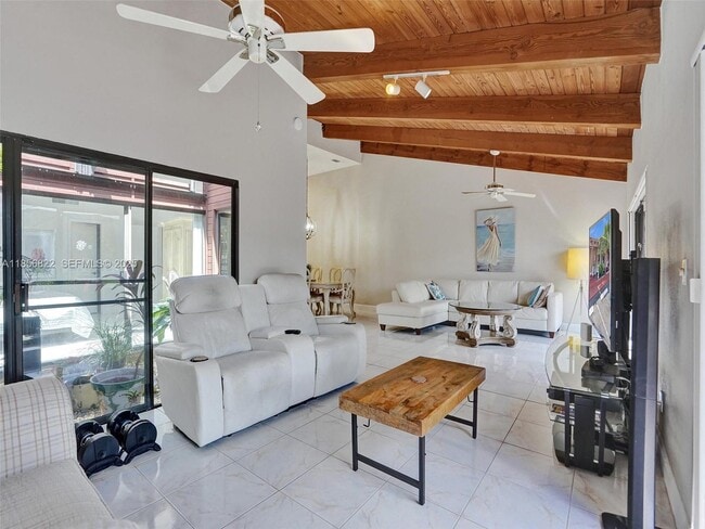 Building Photo - 2667 Parkview Dr S