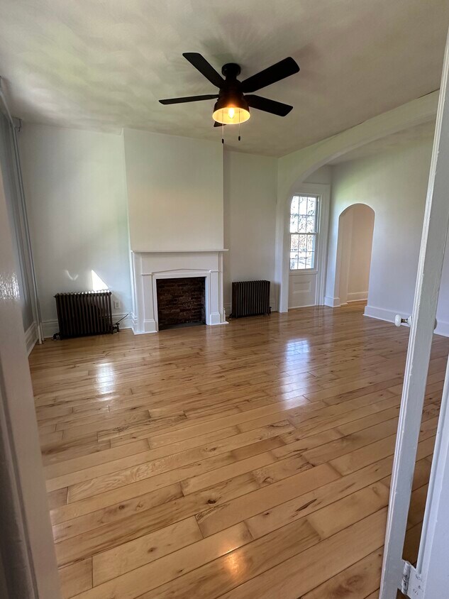 Foto principal - 93 W Main St