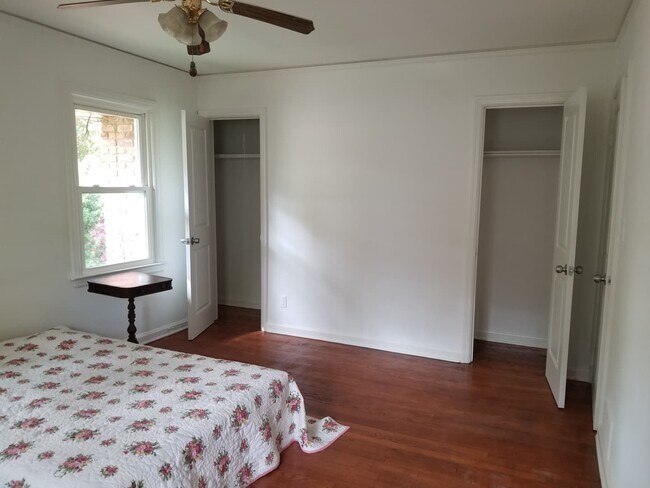 Foto del edificio - 2079 Honeysuckle Ln SW