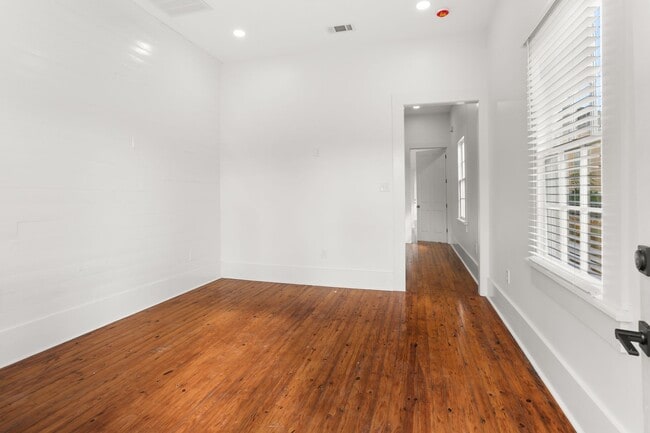 Building Photo - Gorgeous Historic Renovation! One block of...