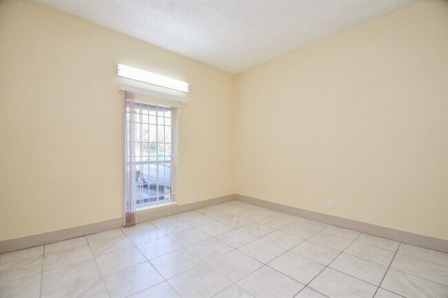 Building Photo - 8250 Park Pl Blvd