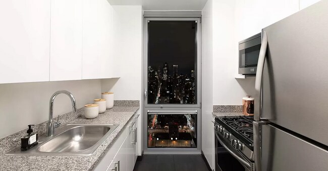 Building Photo - 510 W 38th St