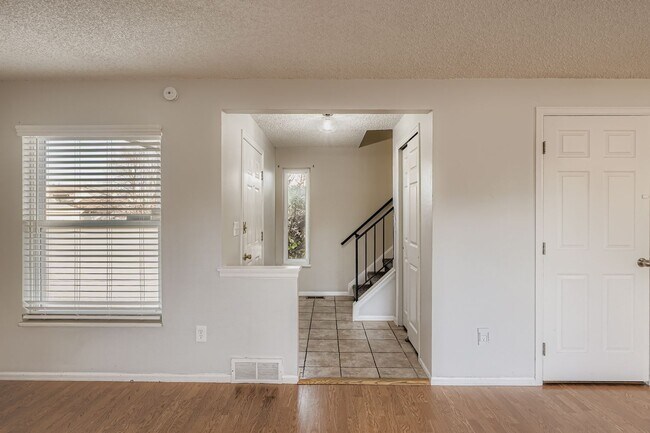 Foto del edificio - 8099 Miller Cir