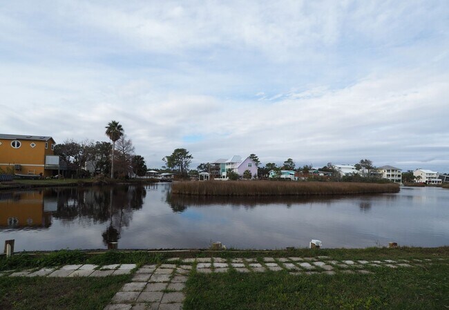 Foto del edificio - Gorgeous water views just blocks from the ...