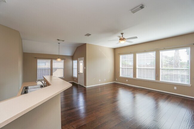 Foto del edificio - 7102 Thistlewood Park Ct