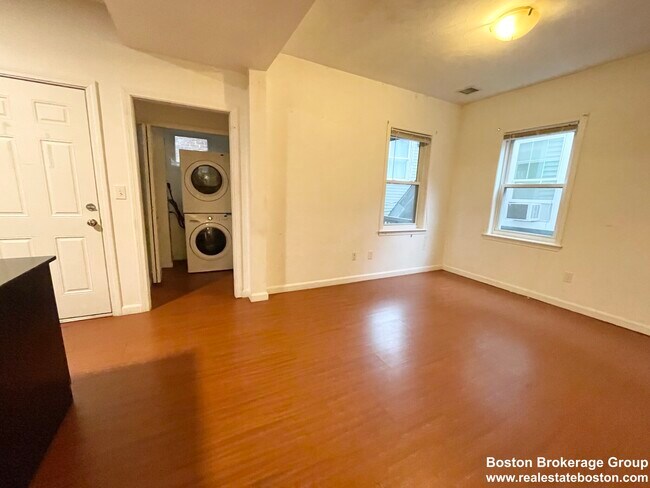 Building Photo - 93A Hillside St