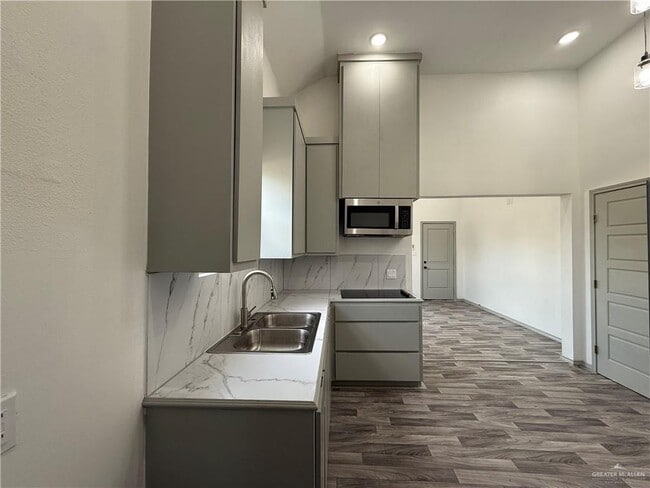 Building Photo - 8 Miller Ave