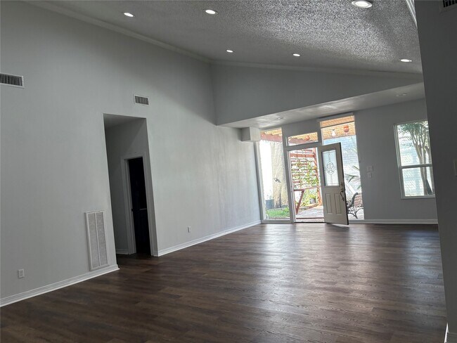 Foto del edificio - 1012 Fleetwood Pl Dr