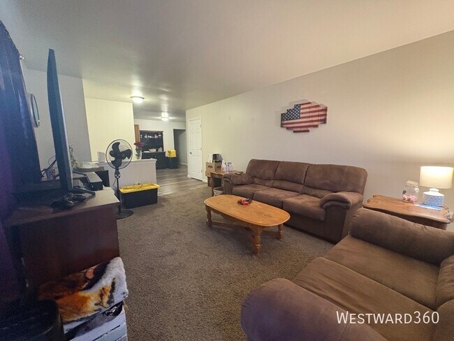 Foto del edificio - 2205 Bogdan Ln S