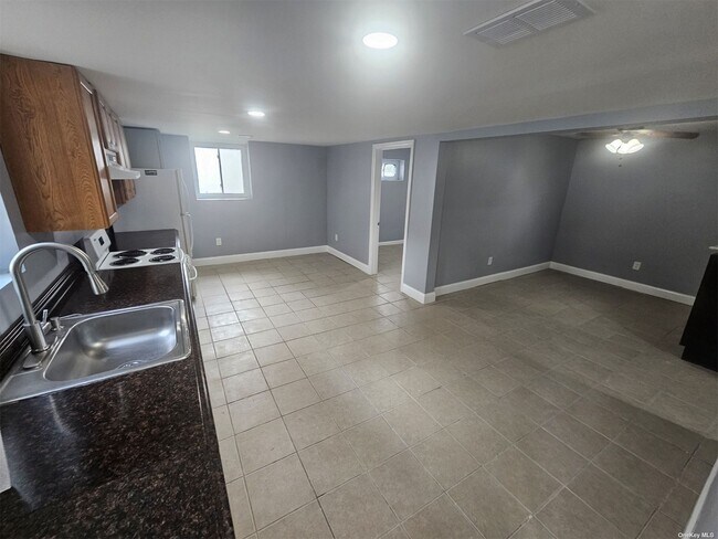 Building Photo - 141 Lenore Ln