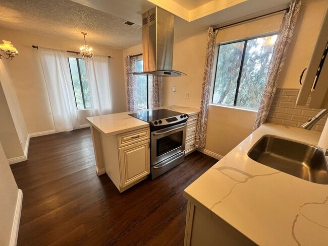 Building Photo - Large 1BR/1BA Updated End Unit (Upper Floor) Condo in Alpine Oaks
