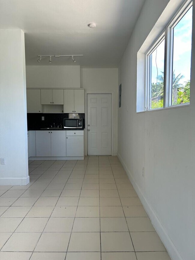 Building Photo - 2450 SW 31st Ave