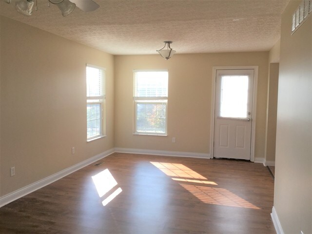 Foto del edificio - 10408 Lynchburg Dr