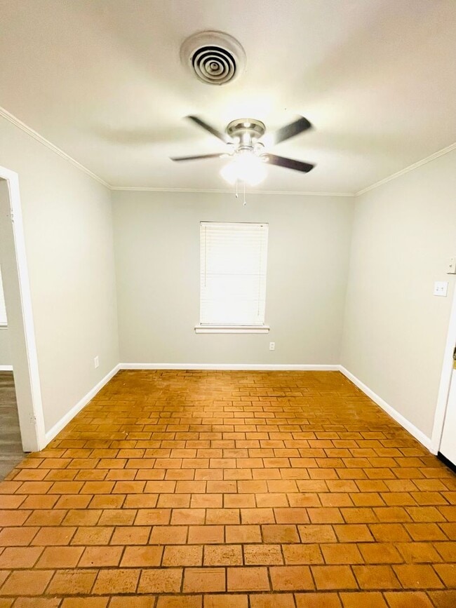 Building Photo - ** 3 Bed 1 Bath located in Grove Hill Esta...
