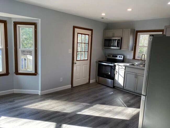 Foto del edificio - Adorable updated 4/2 with huge front and back yards