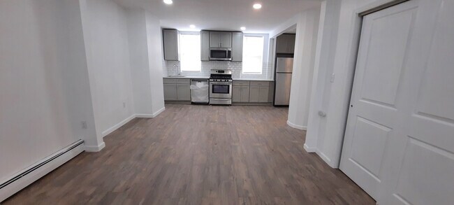 Vista hacia la cocina desde la sala de estar. - 1205 Bergenline Ave