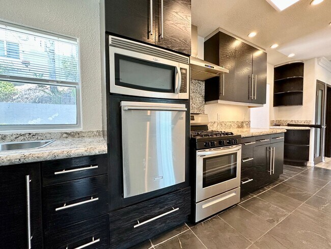 Foto del edificio - North Park/Hillcrest- Modern and Spacious 2 Bedroom with 2 Car Garage, Washer/Dryer and AC.