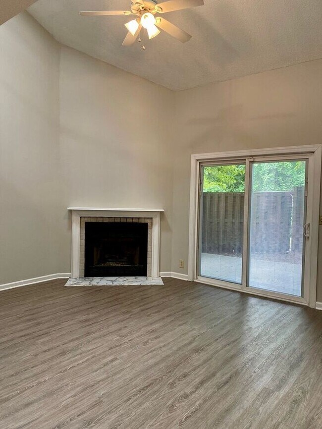 Building Photo - 404 English Ivy Dr