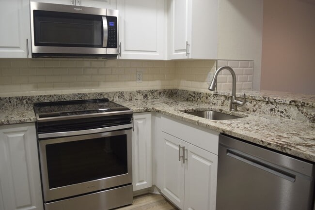 Building Photo - Updated 2 bed 2 bath condo in Midport II