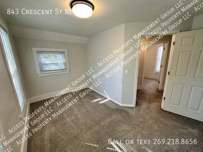 Building Photo - Midtown Neighborhood Two Bedroom Upper Unit