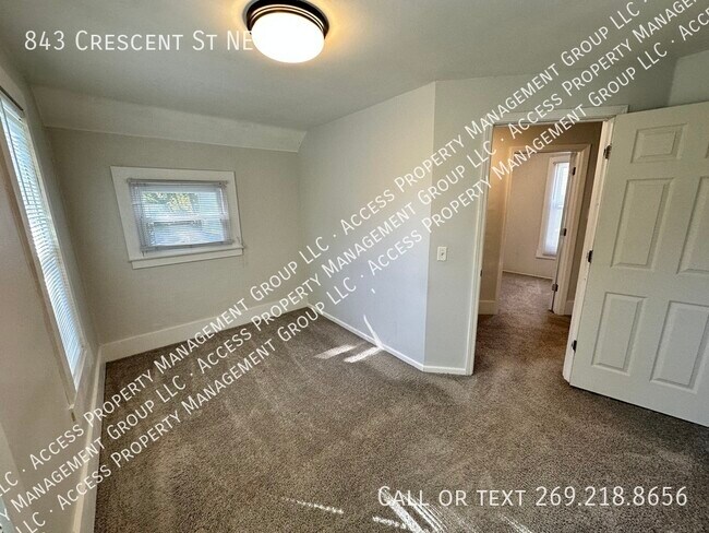 Foto del edificio - Midtown Neighborhood Two Bedroom Upper Unit