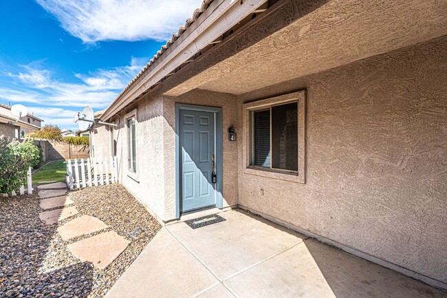 Building Photo - A Must RENT 3B/2B in Mesa!!